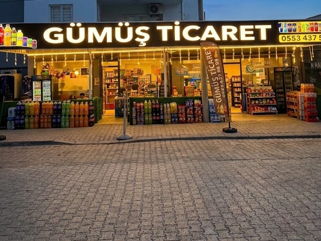 Akşam ışıklarıyla Gümüş Ticaret’in tabelası ve mağaza önü