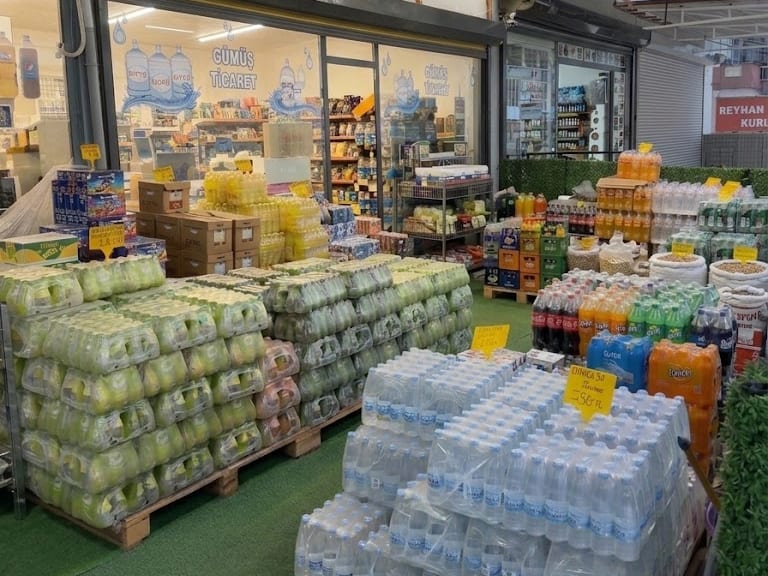 Gümüş Ticaret’in çatılı mağaza önü ve istifli içecek ürünleri