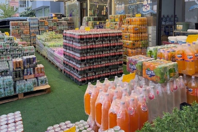 Mağaza önünde farklı markalardan meşrubat paketleri